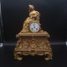 Reloj de sobremesa francés en dorado.