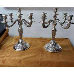 Pareja de candelabros en plata de ley.