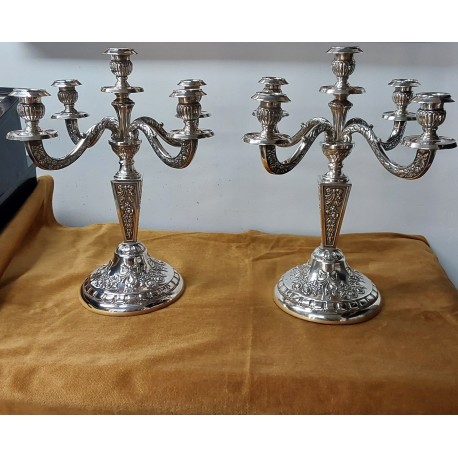 Pareja de candelabros en plata de ley.